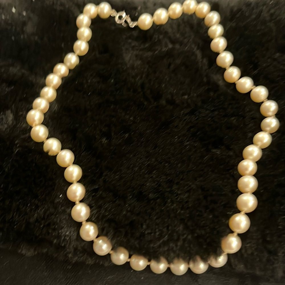 Genuine, high quality pearl necklace.